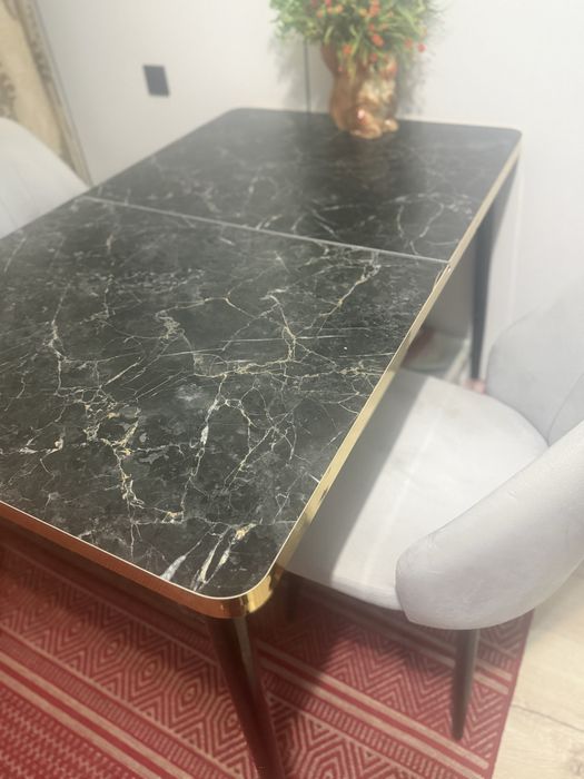 Продам кухонный стол и 4 стула.