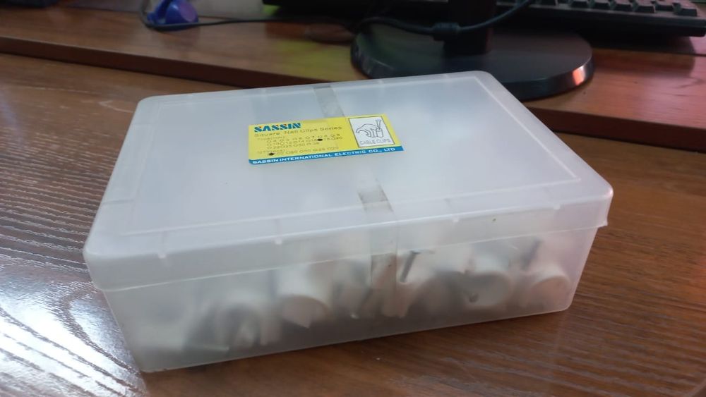 Продам скоба монтажная пластиковая  18.