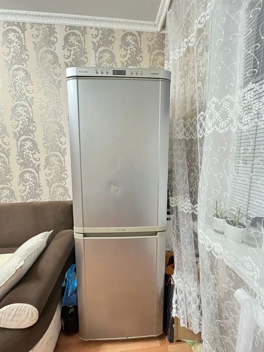 Продам холодильник Samsung б/у в отличном состояние. Размер 170х60х45