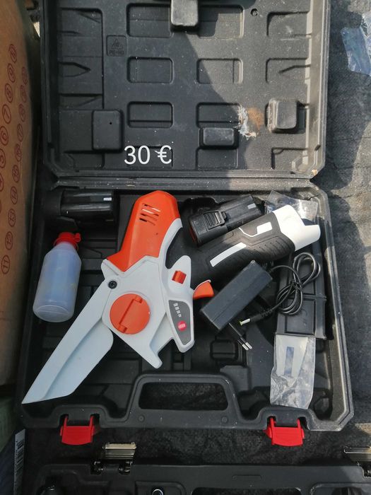 Резачка за дърва на батерий