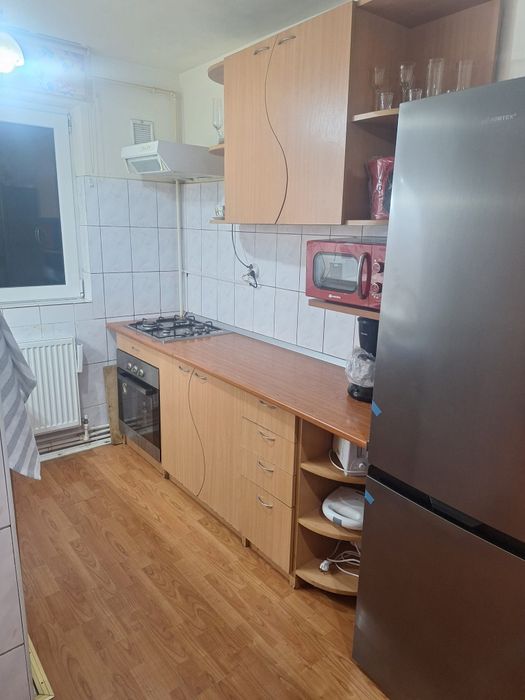 Închiriez apartament cu 3 camere,etajul 3,micro3