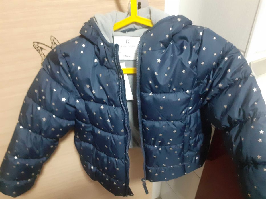 Vand geaca noua, fete 4-5 ani, cu gluga, doua modele diferite, 20 lei