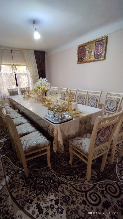 18 kishilik Stol stul bagema idishlar suniy gullar