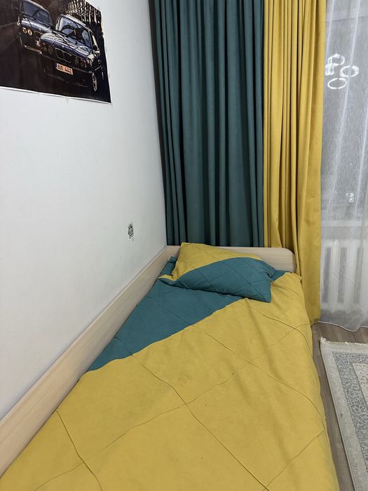 Две кровати и тумбочка