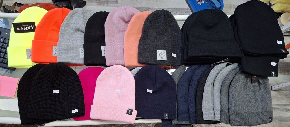 Продавам чисто нови зимни шапки на ПРОМОЦИЯ!!!
