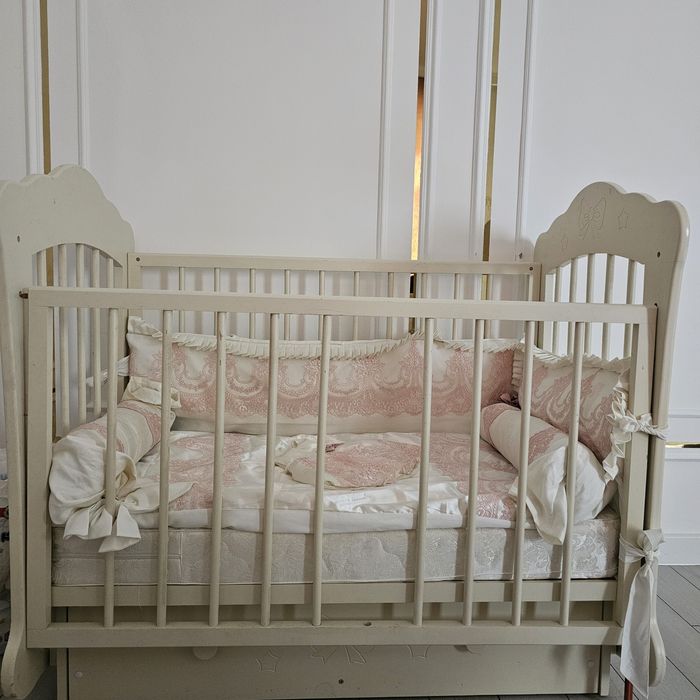 Продам манеж с матрасом и красивым комплектом