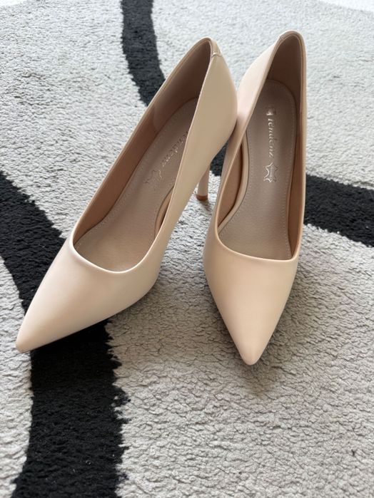 Бежови обувки на ток