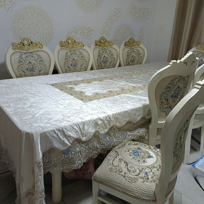Продается стол со стульями.