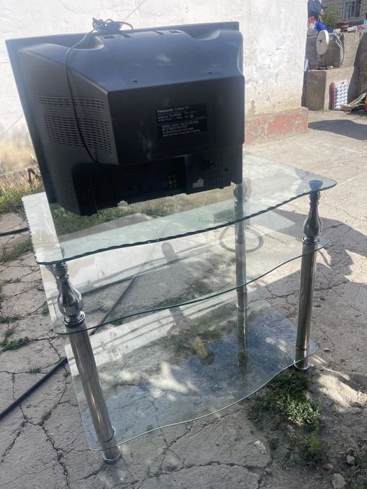 Телевизор с подставкой.
