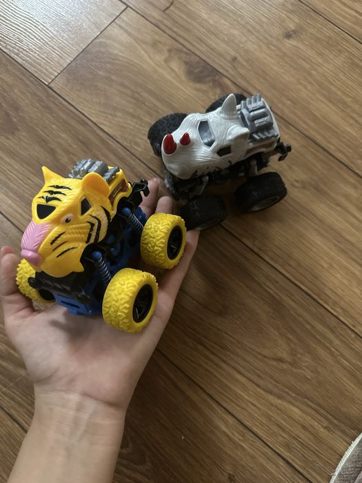 Игрушечная машинка