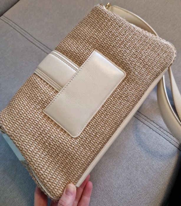 Jacquemus, stil rafie împletită cu detalii din piele/ecoleather albă și logo metalic auriu