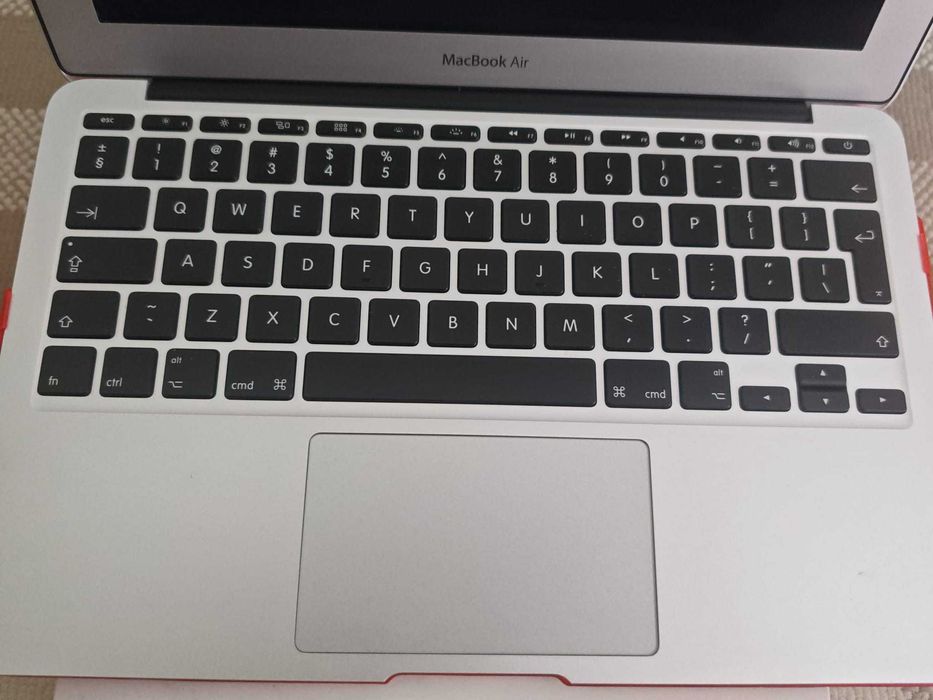 Laptop 11” Macbook Air Model A1465 Intel i5 4GB RAM DDR3 SSD: 128 GB