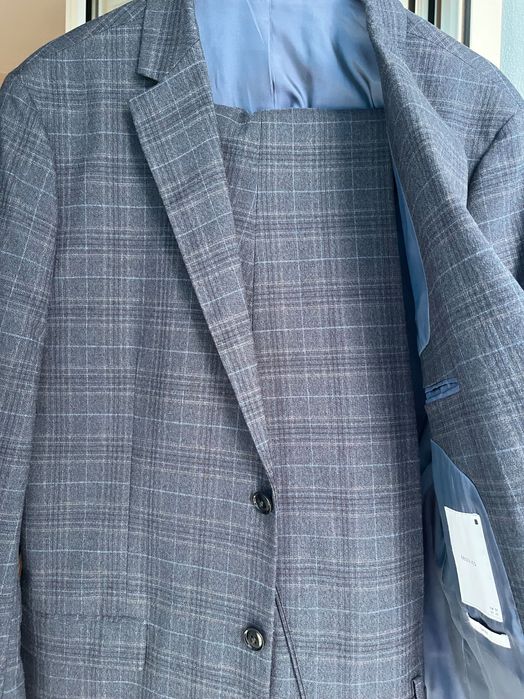 Продавам два мъжки костюма в отлично състояние-носени по веднъж,без забележки.