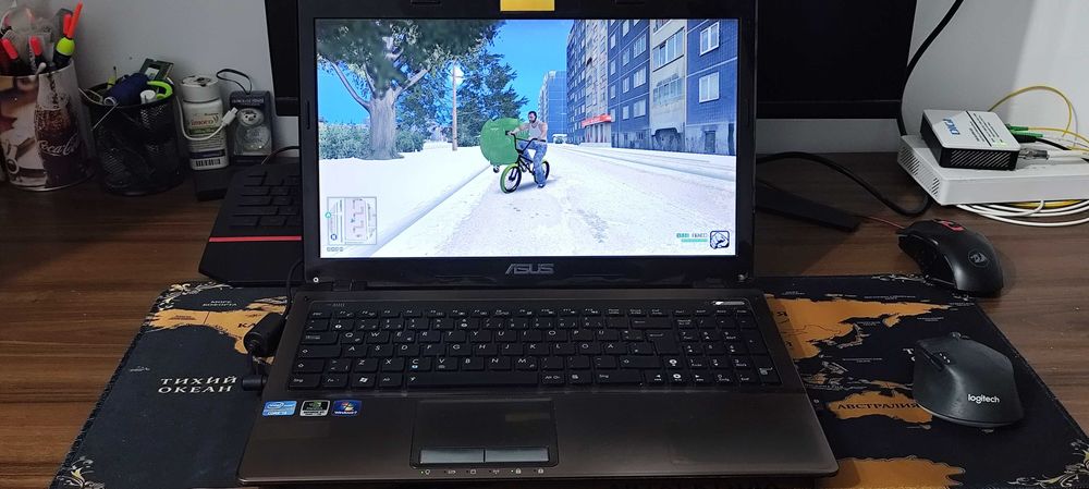 Vand laptop i3 perfect functional cu 9 jocuri instalate