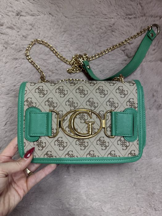 Чанта Guess в зелено