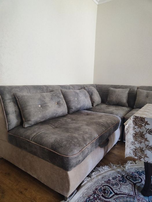 Yangi holatdagi divan va stol sotiladi