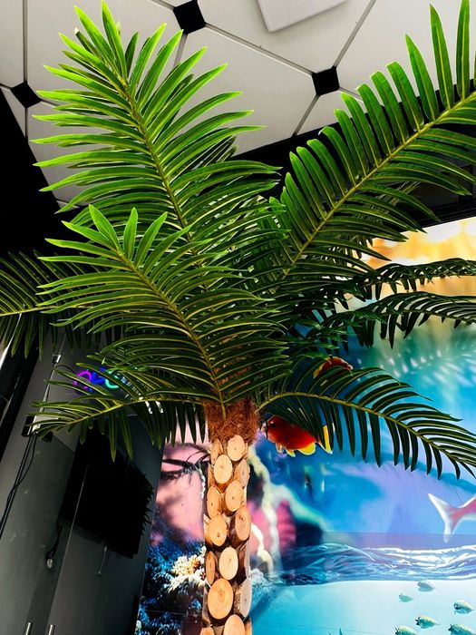 Искусственные цветы и деревья.