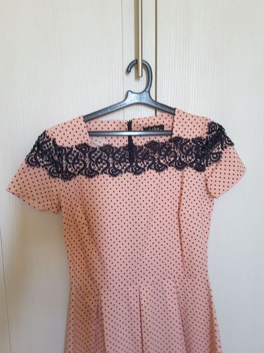 Розова рокля с тъмносиня дантела