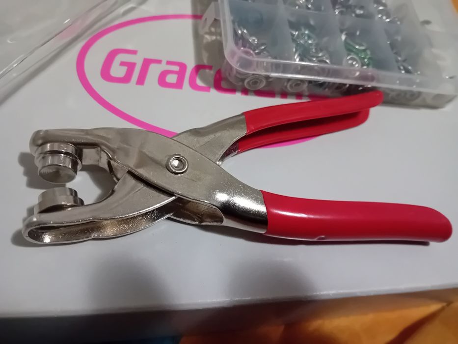 € set clești plus 200 de nasturi noi