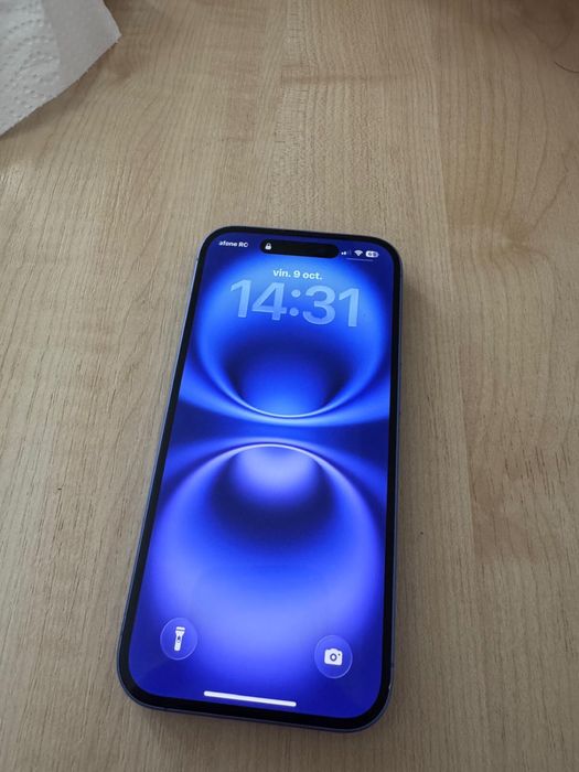 Vand sau schimb iPhone 16 impecabil pe fața si pe spate are cateva zgarieturi pe margini se poate vedea su in imagini.