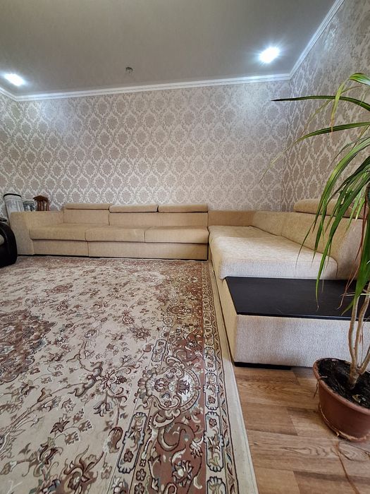 Угловой диван в хорошем состоянии