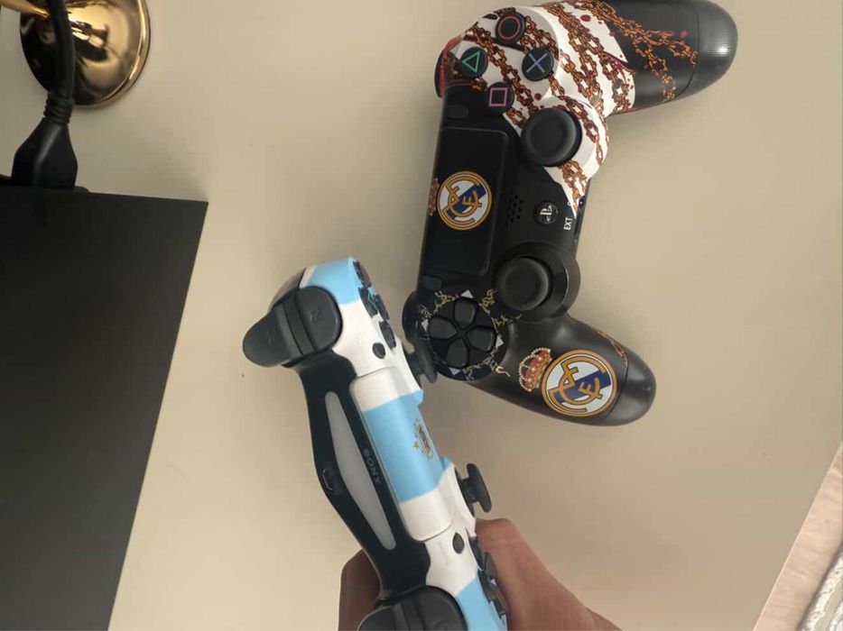 PlayStation 4 черного цвета