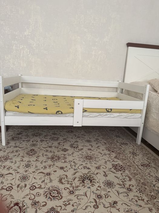 Детская кровать с бортиками