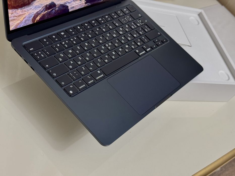Aplle MacBook Air , 2025г, 16:Озу/ Процессор: M3
