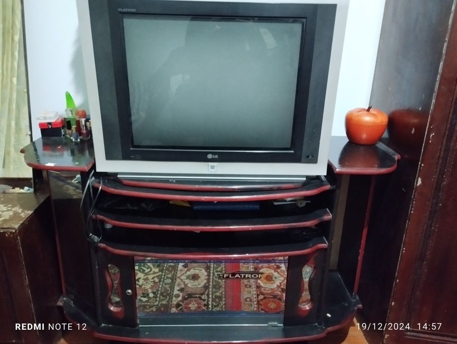 Tilivizr patstafka holati yahwi qrlgan joyi yoq laqi kocmagan