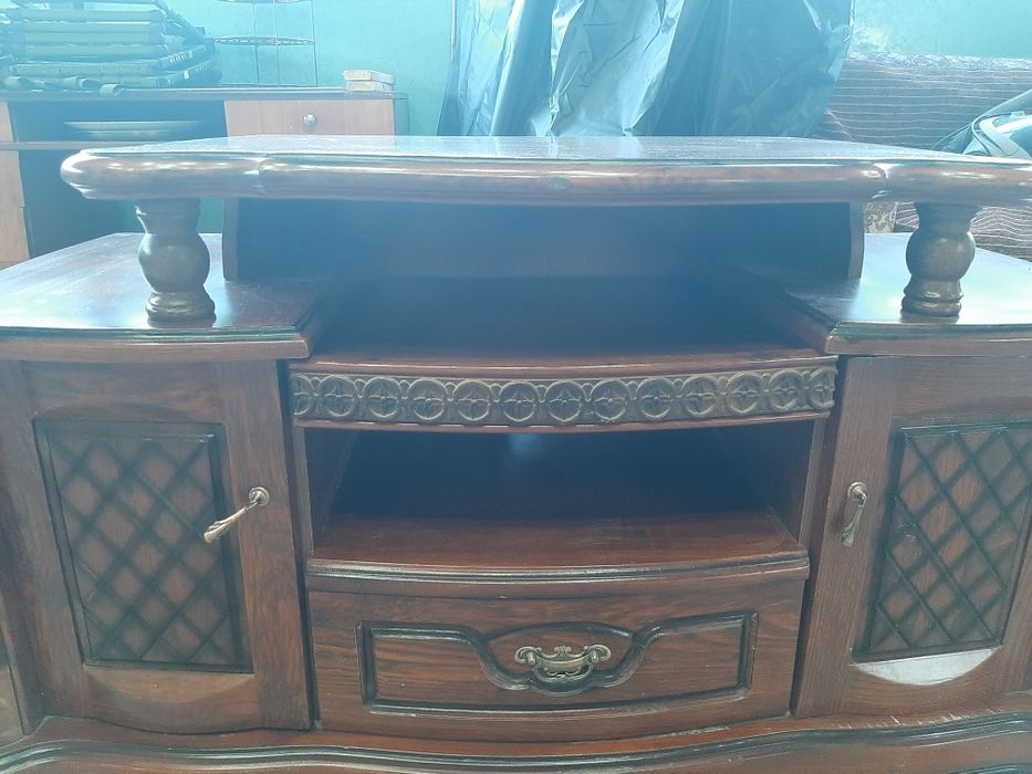 Продам тумбочку под телевизор.