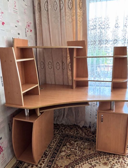 Продам компьютерный стол