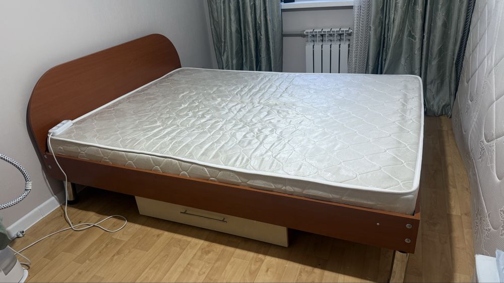 Кровать с матрасом