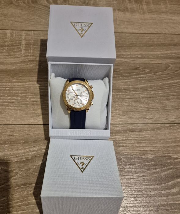 Guess Ceas cu functii multiple si curea de silicon,