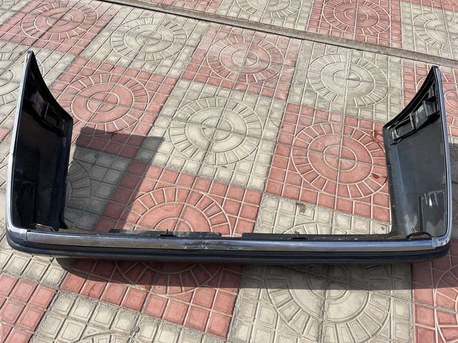 Задний бампер Мерседес w124 оригинал