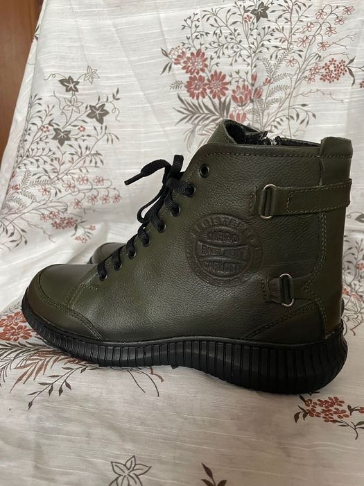 Маслинено зелени боти