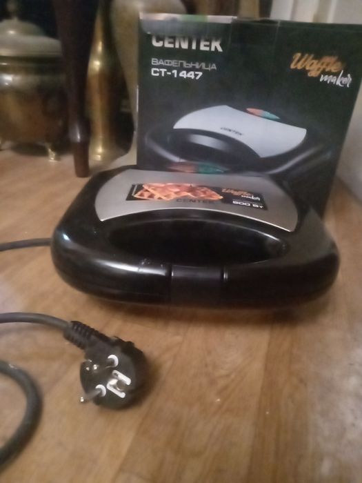 Вафельница . Электрическая