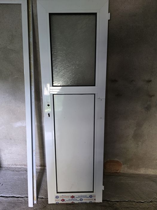 Продавам алуминиева врата за баня