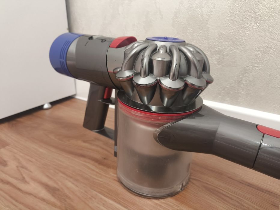 Продам dyson v8 absolute
