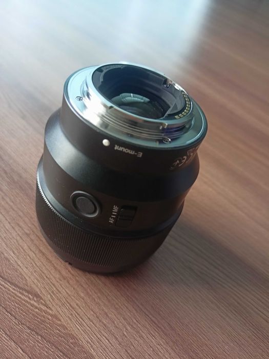 продам объектив Sony FE 85mm f/1.8