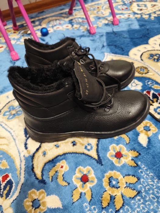 Продаю новую спец обувь