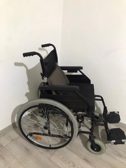 Инвалидная коляска и биотуалет