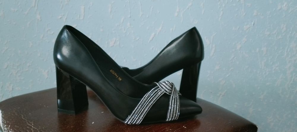 38 razmer, kiyilmagan.Rossiyadan kelgan, sifati yaxshi