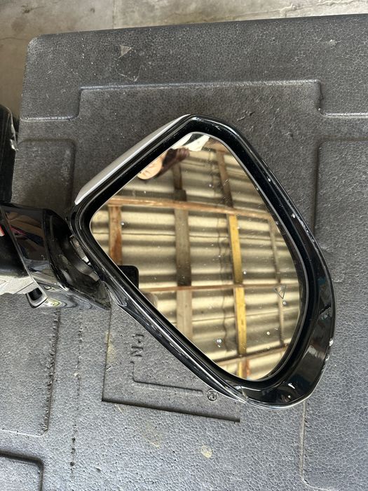 Боковое правое зеркало