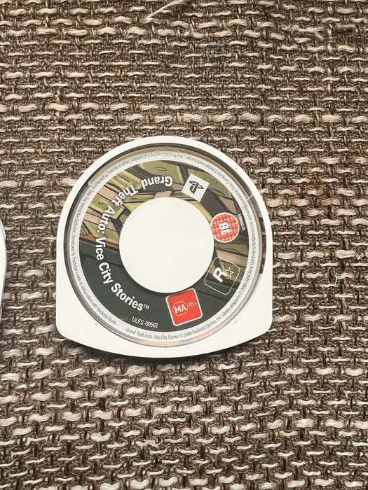 Продавам psp с 4 игри