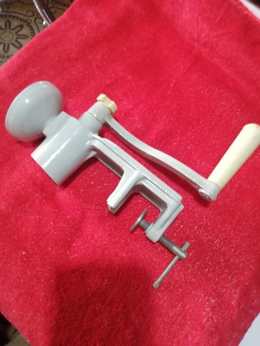 Ръчна машинка за кафе и семена от 80те нова в кутията.