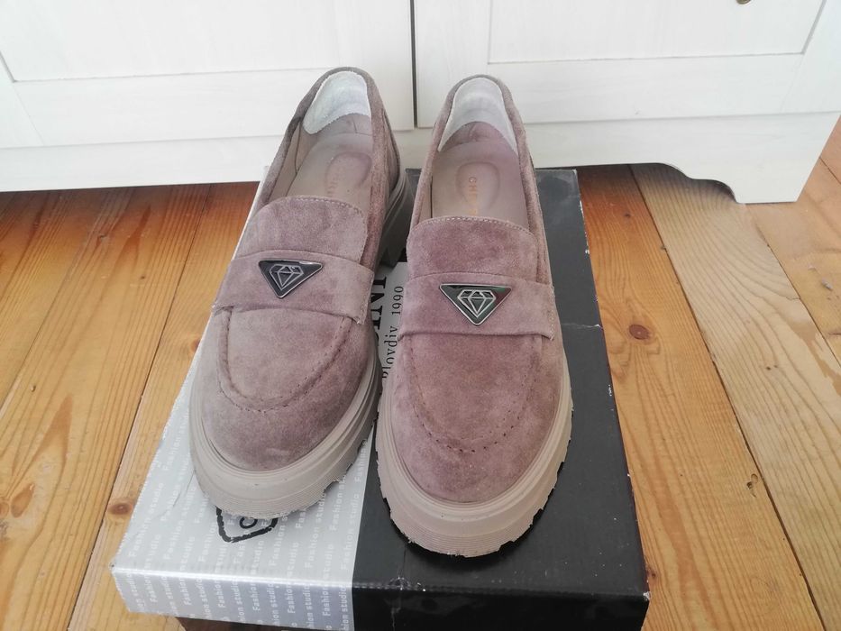 Дамски велурени мокасини