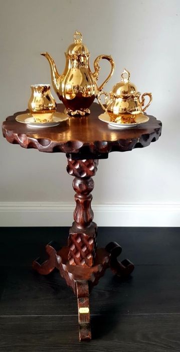 Măsuță veche Art Nouveau din lemn masiv sculptat