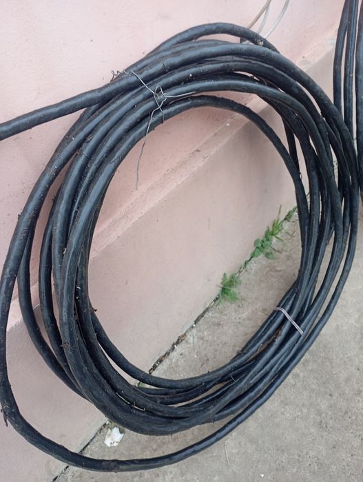 Cablu trifazic cu înveliș metalic și plastic