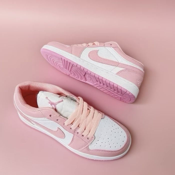 Кроссовки в стиле Jordan 1 Low розово-белые