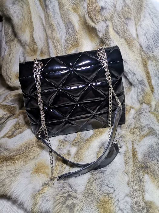 Дамска лачена чанта в черно